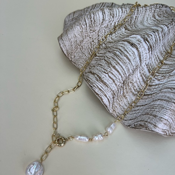 Jewelry - Pearl necklace